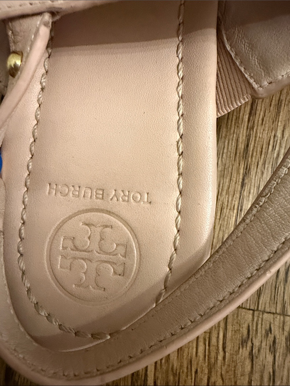 Tory Burch Blush Leather Thong Sandals with Gold Logo - Picture 3 of 4